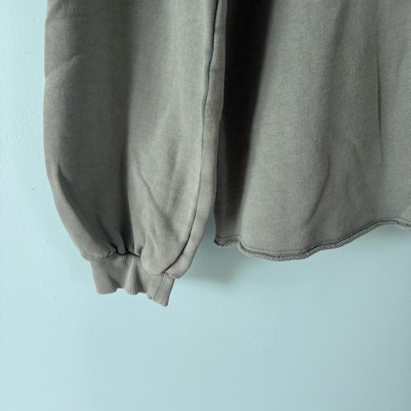 Universal Thread Womens Olive Crew Neck Sweatshirt Size Small Raw Hem - Picture 2 of 8